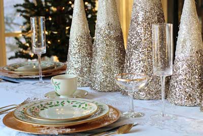 christmas dinner plates and glitter decoractions