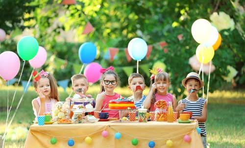 party image of 6 children, cakes, balloons etc